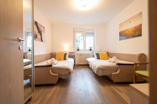 Moderno i elegantno opremljen dnevni boravak u objektu Spacious 2-bedroom apartment with luxury feel sa prostranim kaučem i terasom.