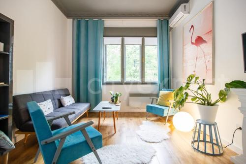 Svetla i moderna dnevna soba apartmana Flamingos sa besplatnim parkingom u centru Novog Sada.