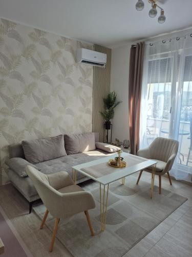 Gold LUX Novi Sad stan na dan smestaj u Laze Lazarevica kod Limanskog parka i Stranda sa terasom dvoristem parkingom
