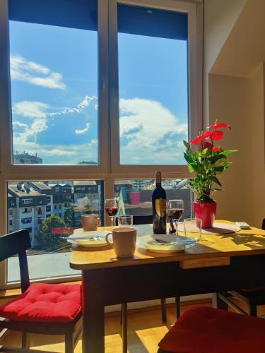 Svetla spavaća soba i moderan enterijer Dalija Apartment u Novom Sadu.