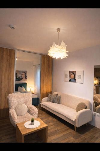 Svetao enterijer moderno uređenog apartmana Centar Novi Sad-Apartman No 1 sa kompletno opremljenom kuhinjom i terasom.