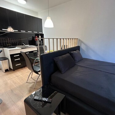 Enterijer svetle spavaće sobe u moderno uređenom objektu MD STUDIO u Novom Sadu.