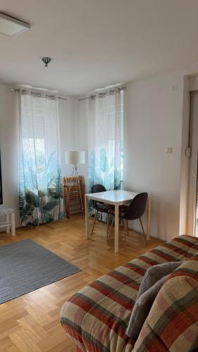 Elegantno namešten dnevni boravak i spavaća soba apartmana u strogom centru Novog Sada